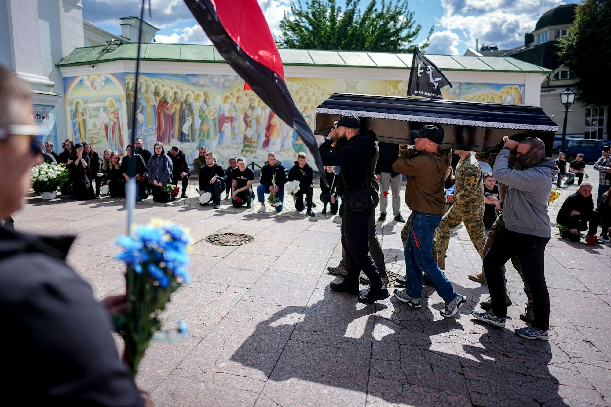 Soldaten tragen die Särge ihrer gefallenen Kameraden.
