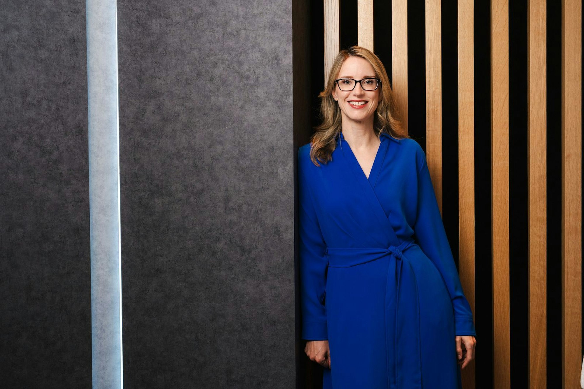 „Das Wesen der KI“ ist Alena Buyx' erstes Thema in „NANO Talk“ am Donnerstag, 28. August, um 21 Uhr, bei 3sat. Sie selbst sieht die größten Gefahren der neuen Technik, über die jeder - wohl zu Recht - spricht, in so genannten Beziehungs-KIs. (Bild: ZDF und Ben Knabe)