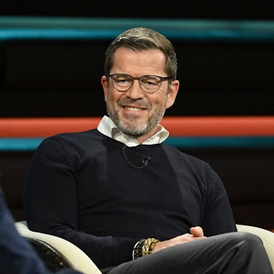 Karl-Theodor zu Guttenberg lächelt Markus Lanz an.