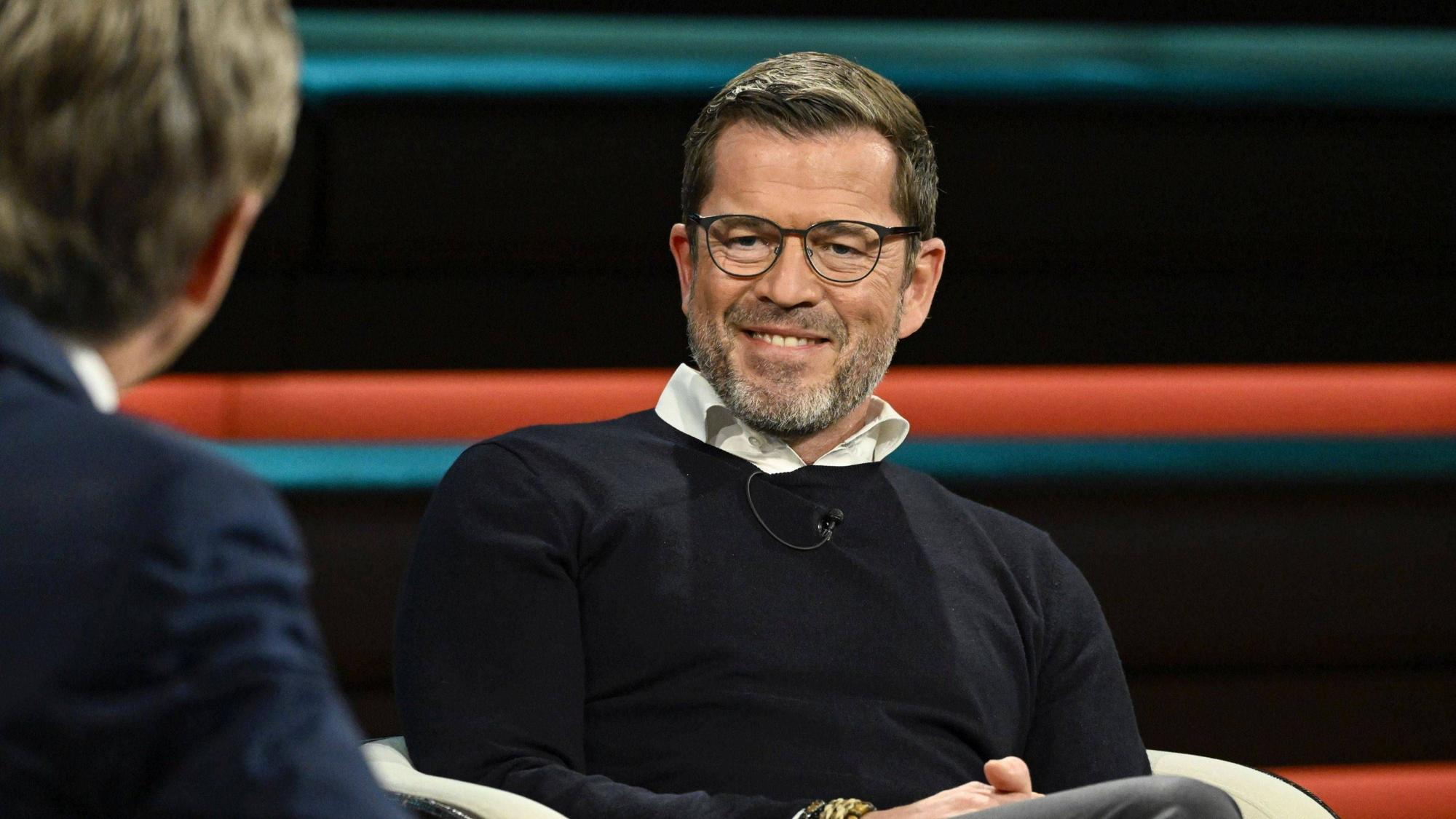 Karl-Theodor zu Guttenberg lächelt Markus Lanz an.