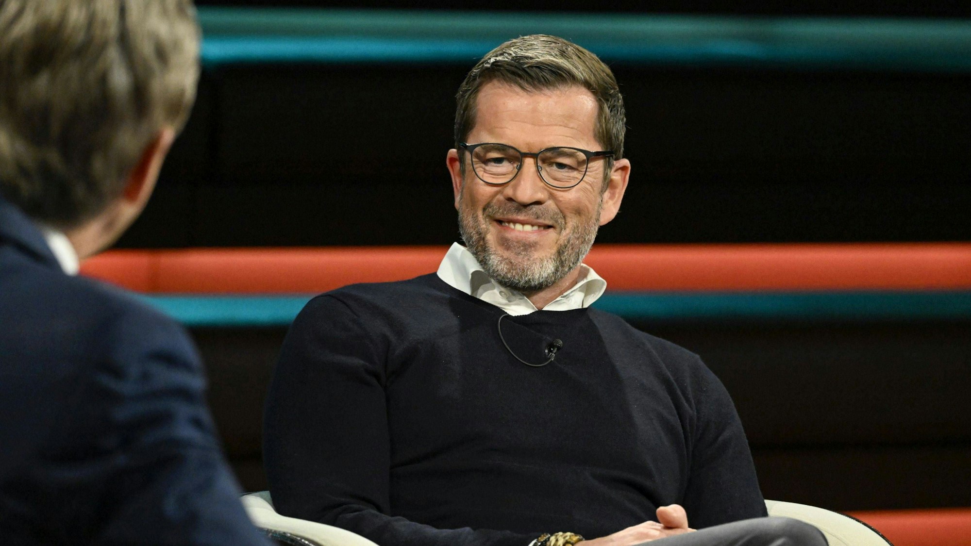 Karl-Theodor zu Guttenberg lächelt Markus Lanz an.