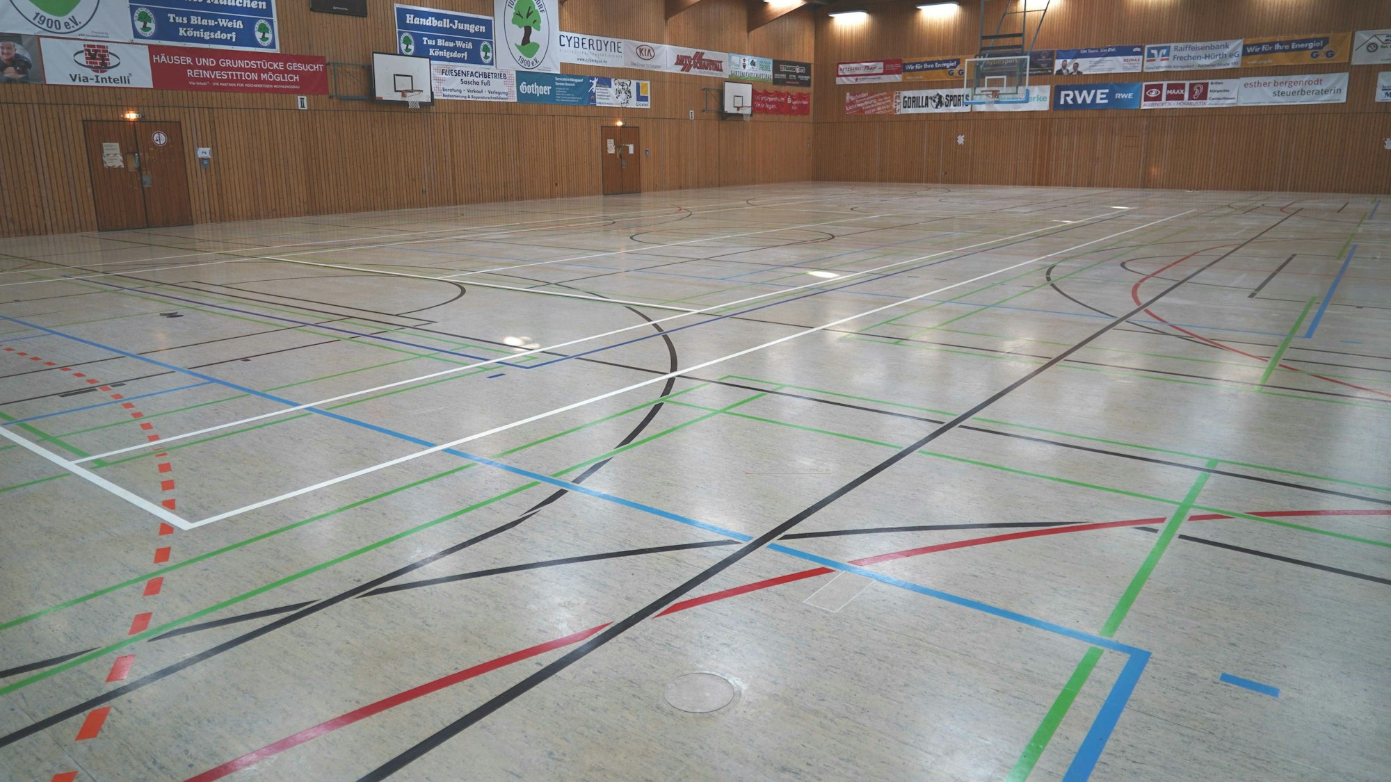 Auf dem Bild ist eine Sporthalle von innen zu sehen.
