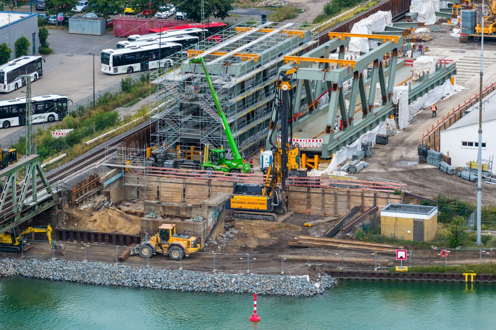 Riesige Baumaßnahmen und Ersatzbusse für die Reisende - nach acht Wochen fahren jetzt zwischen Oberhausen und Emmerich wieder Züge. (Archivbild)