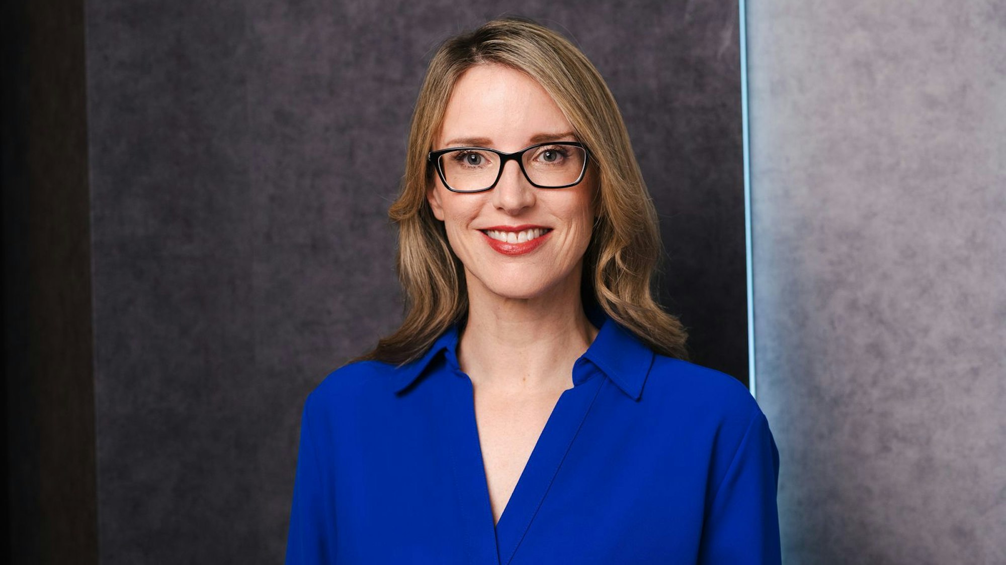 Die Medizinethikerin Alena Buyx kennt man als ehemalige Vorsitzende des Deutschen Ethikrates aus Zeiten der Corona-Pandemie. Nun startet die Wissenschaftlerin und Mutter zweier Teenagersöhne eine TV-Karriere: Im 3sat-Format „NANO Talk“ spricht sie mit Gästen aus unterschiedlichen wissenschaftlichen Disziplinen über die Themen unserer Zeit. (Bild: ZDF und Ben Knabe)