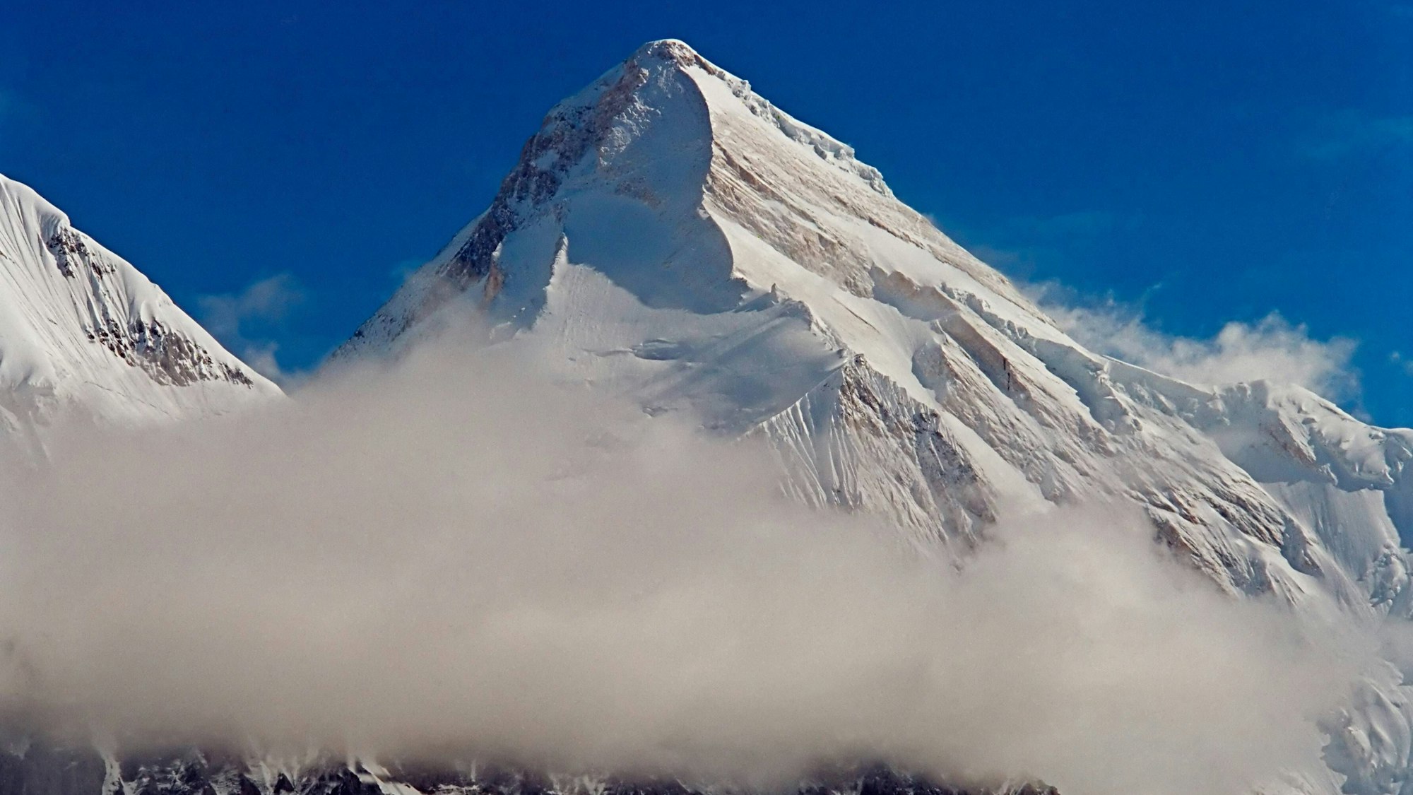 Der Jengish Chokusu mit Nebel.