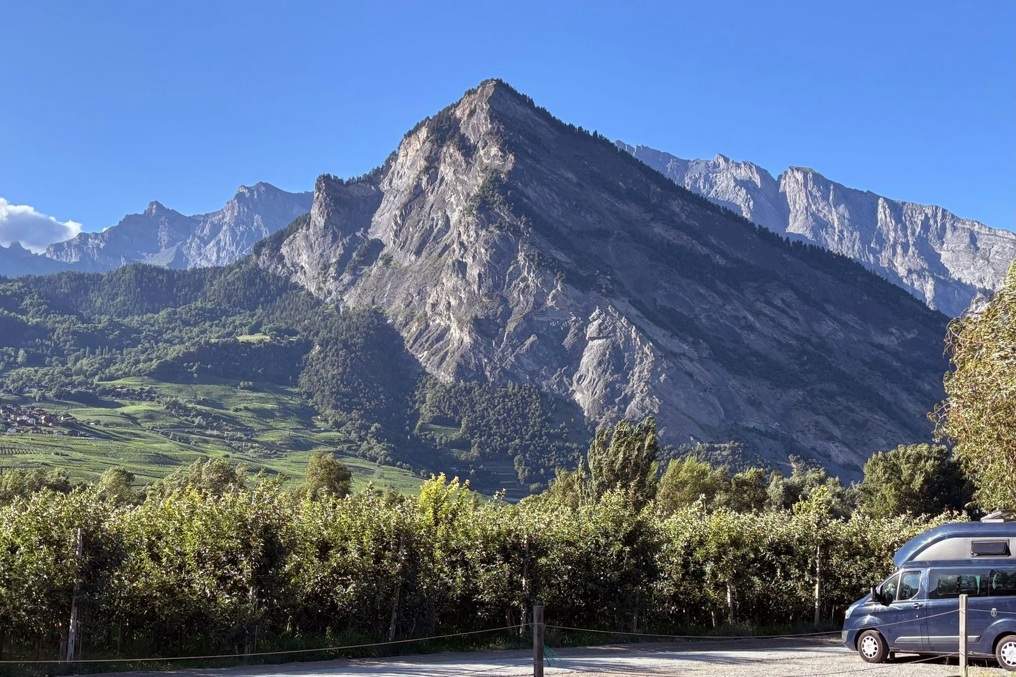Riddes in der Rhonetalebene im Schweizer Kanton Wallis: Oft stehen Reisende vor einer malerischen Kulisse.