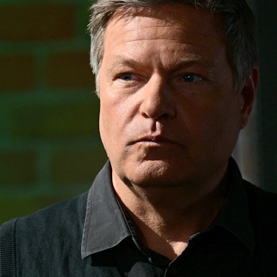 Robert Habeck (Bündnis 90/Die Grünen), damaliger Bundesminister für Wirtschaft und Klimaschutz, steht während eines kleinen Parteitags von Bündnis 90/Die Grünen im Saal.