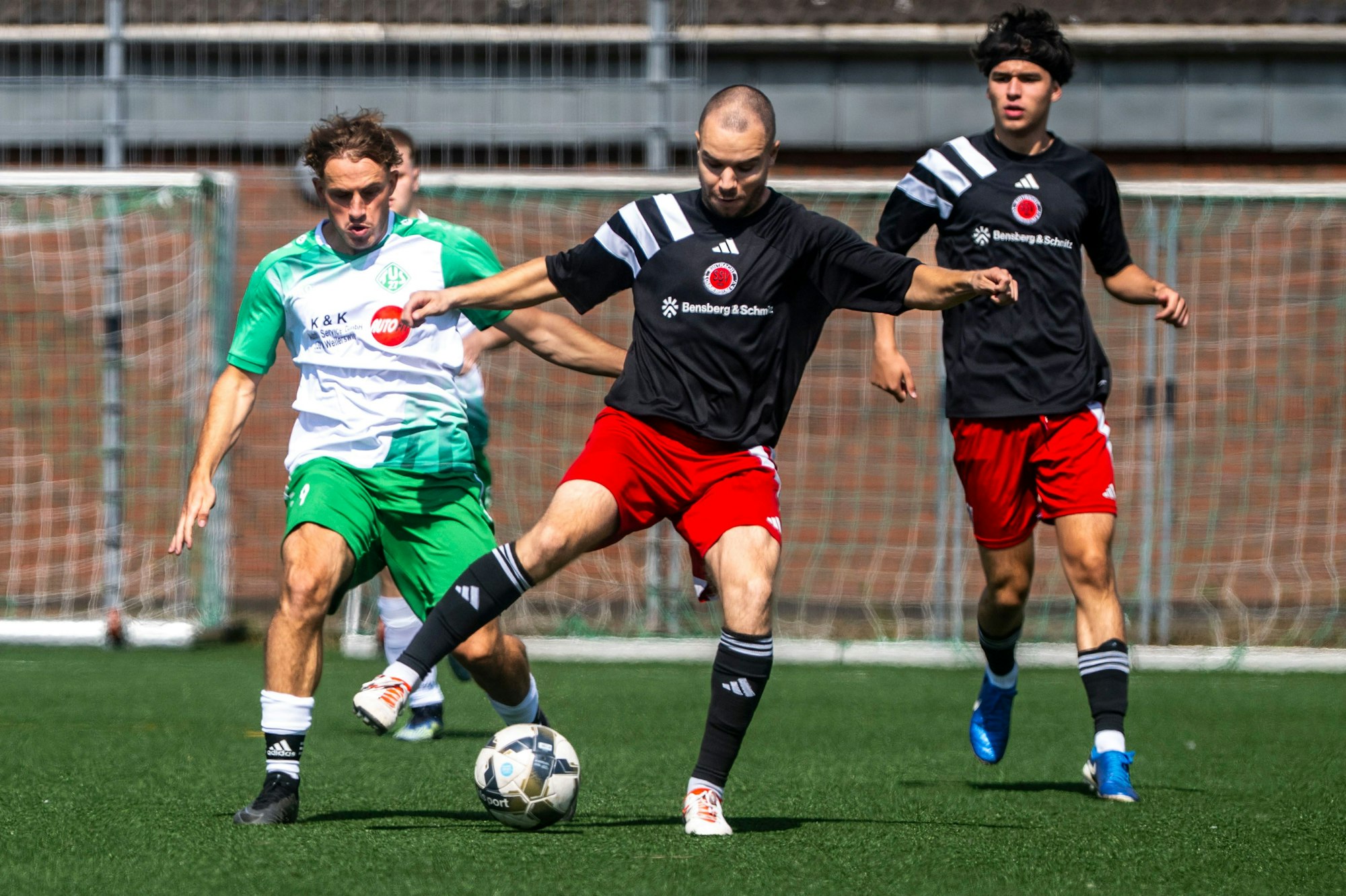 Das Bild zeigt den Zweikampf der Obengenannten im Kreisliga-A-Spiel.
