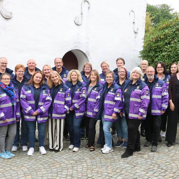 Gruppenfoto mit den neuen Notfallseelsorgerinnen und -seelsorgern sowie Vertretern der Organisation und der Kirchen.