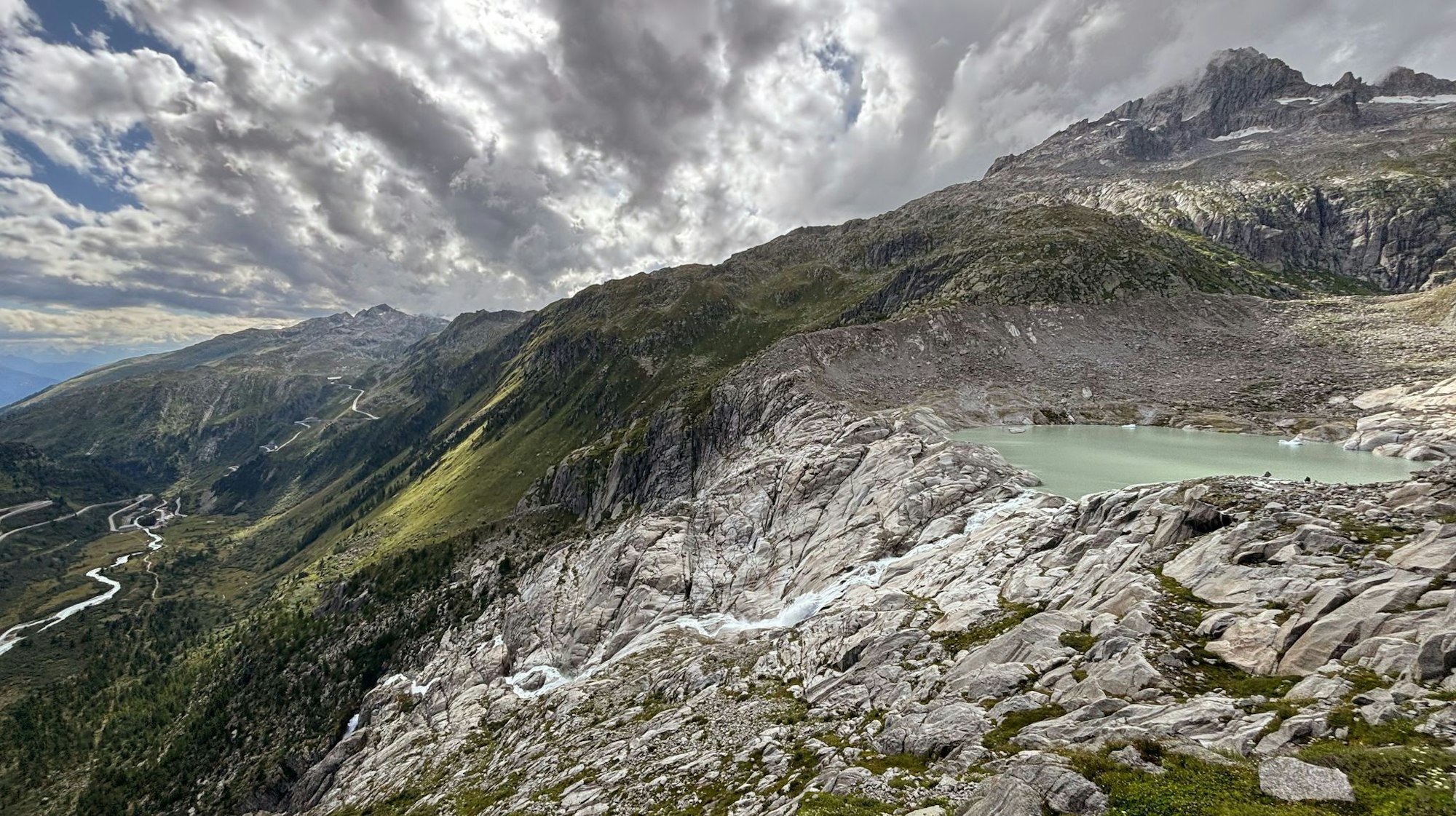 Landschaft am Rhonegletscher: Nicht nur die Höfe selbst sind sehenswert, am Wegesrand warten Abenteuer in der Natur.