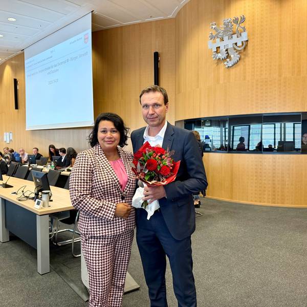 Sozial- und Umweltdezernent Alexander Lünenbach mit Milanie Kreutz