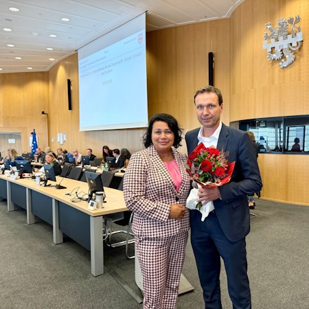 Sozial- und Umweltdezernent Alexander Lünenbach mit Milanie Kreutz