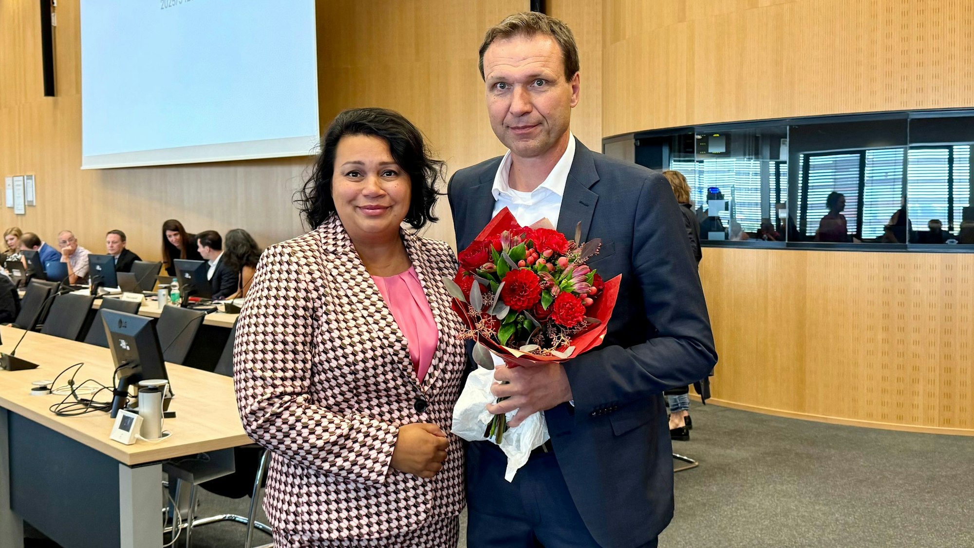 Sozial- und Umweltdezernent Alexander Lünenbach mit Milanie Kreutz