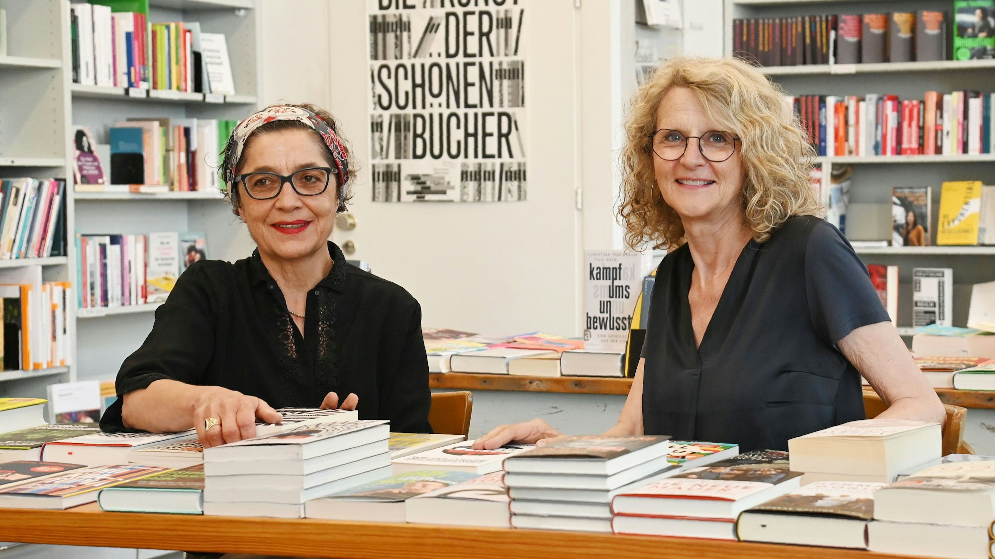 Friederike Dobisch (li.) vom „Anderen Buchladen“ in der Südstadt und Veranstalterin Silvia Maul.