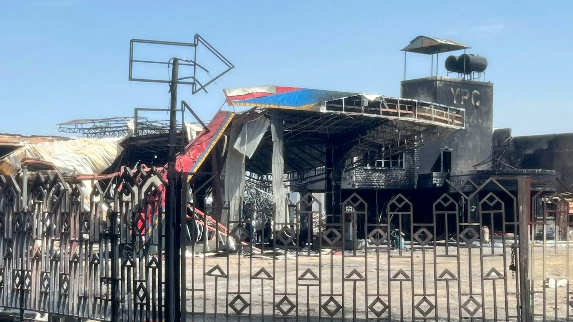 Stark beschädigt ist ein Treibstofflager einen Tag nach israelischen Luftangriffen. Die israelische Luftwaffe hatte einen massiven Angriff gegen mutmaßliche Ziele der Huthi-Miliz im Jemen geflogen.