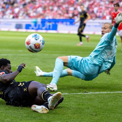 1. Fußball Bundesliga: 1. FSV Mainz 05 - 1. FC Köln, 24.08.2025 Torwart Robin Zentner 1. FSV Mainz 05, 27 fälscht eine Flanke entscheidend ab, sodass Ragnar Ache 1. FC Köln, 9 den Ball nicht im Tor unterbringen kann Spiel vom 1. Spieltag der Fußball Bundesliga zwischen 1. FSV Mainz 05 und 1. FC Köln in der MEWA Arena am 24.08.2025 DFL/DFB regulations prohibit any use of photographs as image sequences and/or quasi-video. *** 1 Soccer Bundesliga 1 FSV Mainz 05 1 FC Köln, 24 08 2025 Goalkeeper Robin Zentner 1 FSV Mainz 05, 27 deflects a cross decisively so that Ragnar Ache 1 FC Köln, 9 cannot put the ball in the goal Match from matchday 1 of the Soccer Bundesliga between 1 FSV Mainz 05 and 1 FC Köln at the MEWA Arena on 24 08 2025 DFL DFB regulations prohibit any use of photographs as image sequences and or quasi video Copyright: xBEAUTIFULxSPORTS/Hahnex