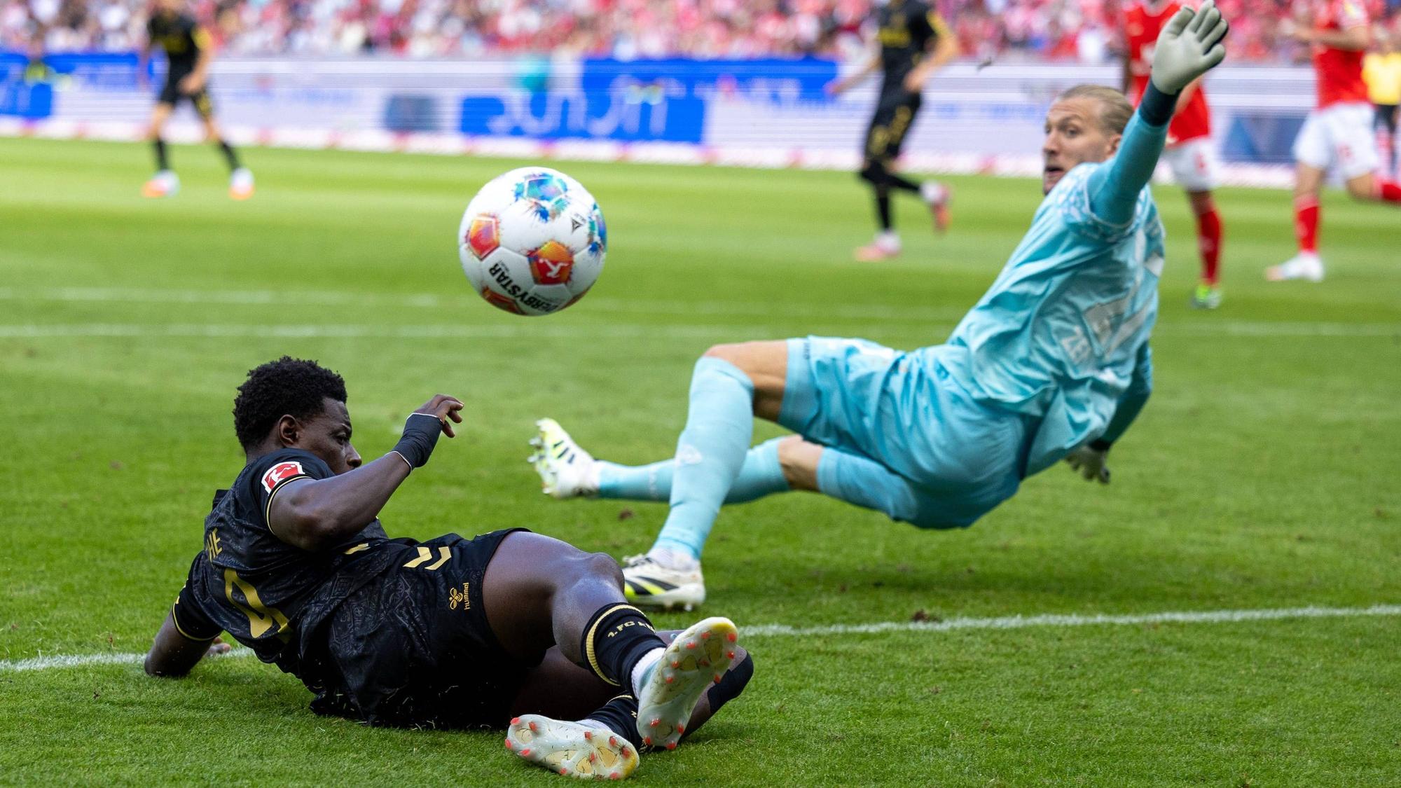 1. Fußball Bundesliga: 1. FSV Mainz 05 - 1. FC Köln, 24.08.2025 Torwart Robin Zentner 1. FSV Mainz 05, 27 fälscht eine Flanke entscheidend ab, sodass Ragnar Ache 1. FC Köln, 9 den Ball nicht im Tor unterbringen kann Spiel vom 1. Spieltag der Fußball Bundesliga zwischen 1. FSV Mainz 05 und 1. FC Köln in der MEWA Arena am 24.08.2025 DFL/DFB regulations prohibit any use of photographs as image sequences and/or quasi-video. *** 1 Soccer Bundesliga 1 FSV Mainz 05 1 FC Köln, 24 08 2025 Goalkeeper Robin Zentner 1 FSV Mainz 05, 27 deflects a cross decisively so that Ragnar Ache 1 FC Köln, 9 cannot put the ball in the goal Match from matchday 1 of the Soccer Bundesliga between 1 FSV Mainz 05 and 1 FC Köln at the MEWA Arena on 24 08 2025 DFL DFB regulations prohibit any use of photographs as image sequences and or quasi video Copyright: xBEAUTIFULxSPORTS/Hahnex