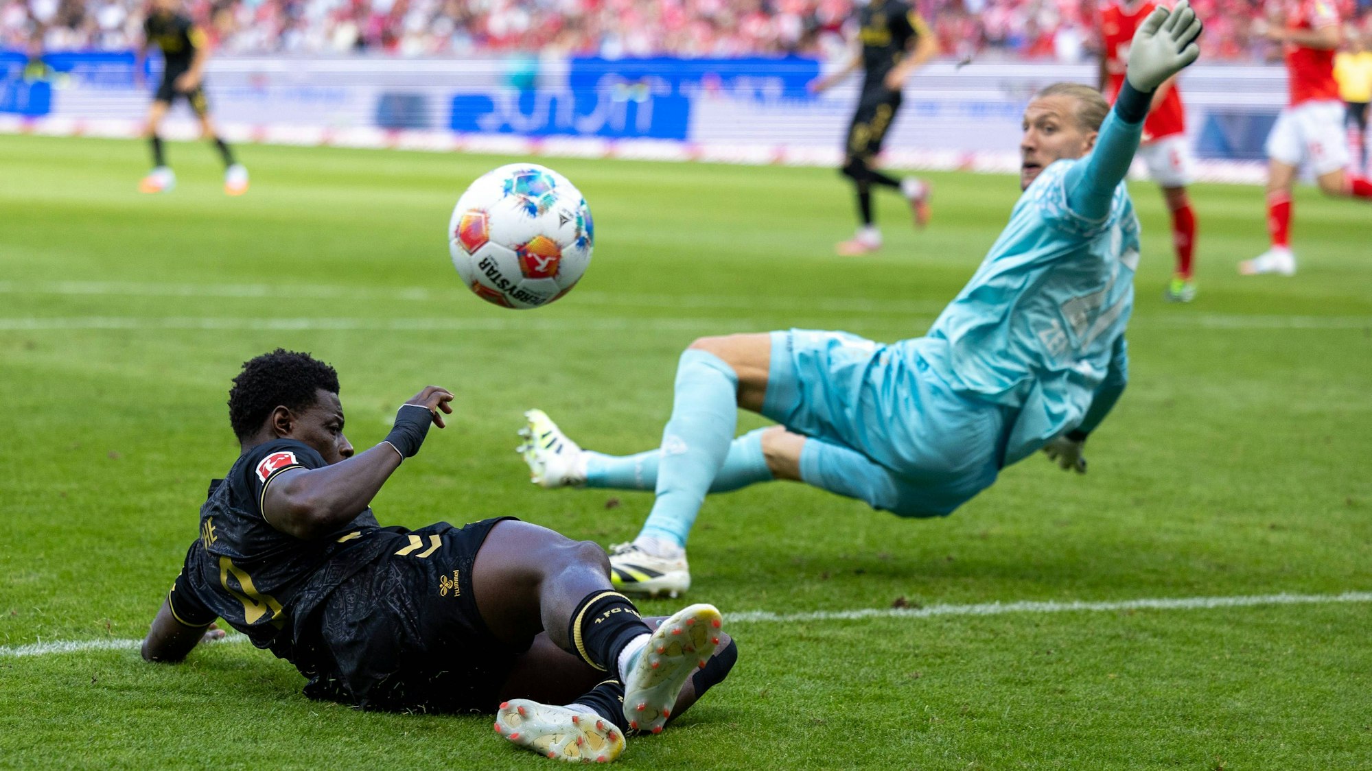 1. Fußball Bundesliga: 1. FSV Mainz 05 - 1. FC Köln, 24.08.2025 Torwart Robin Zentner 1. FSV Mainz 05, 27 fälscht eine Flanke entscheidend ab, sodass Ragnar Ache 1. FC Köln, 9 den Ball nicht im Tor unterbringen kann Spiel vom 1. Spieltag der Fußball Bundesliga zwischen 1. FSV Mainz 05 und 1. FC Köln in der MEWA Arena am 24.08.2025 DFL/DFB regulations prohibit any use of photographs as image sequences and/or quasi-video. *** 1 Soccer Bundesliga 1 FSV Mainz 05 1 FC Köln, 24 08 2025 Goalkeeper Robin Zentner 1 FSV Mainz 05, 27 deflects a cross decisively so that Ragnar Ache 1 FC Köln, 9 cannot put the ball in the goal Match from matchday 1 of the Soccer Bundesliga between 1 FSV Mainz 05 and 1 FC Köln at the MEWA Arena on 24 08 2025 DFL DFB regulations prohibit any use of photographs as image sequences and or quasi video Copyright: xBEAUTIFULxSPORTS/Hahnex