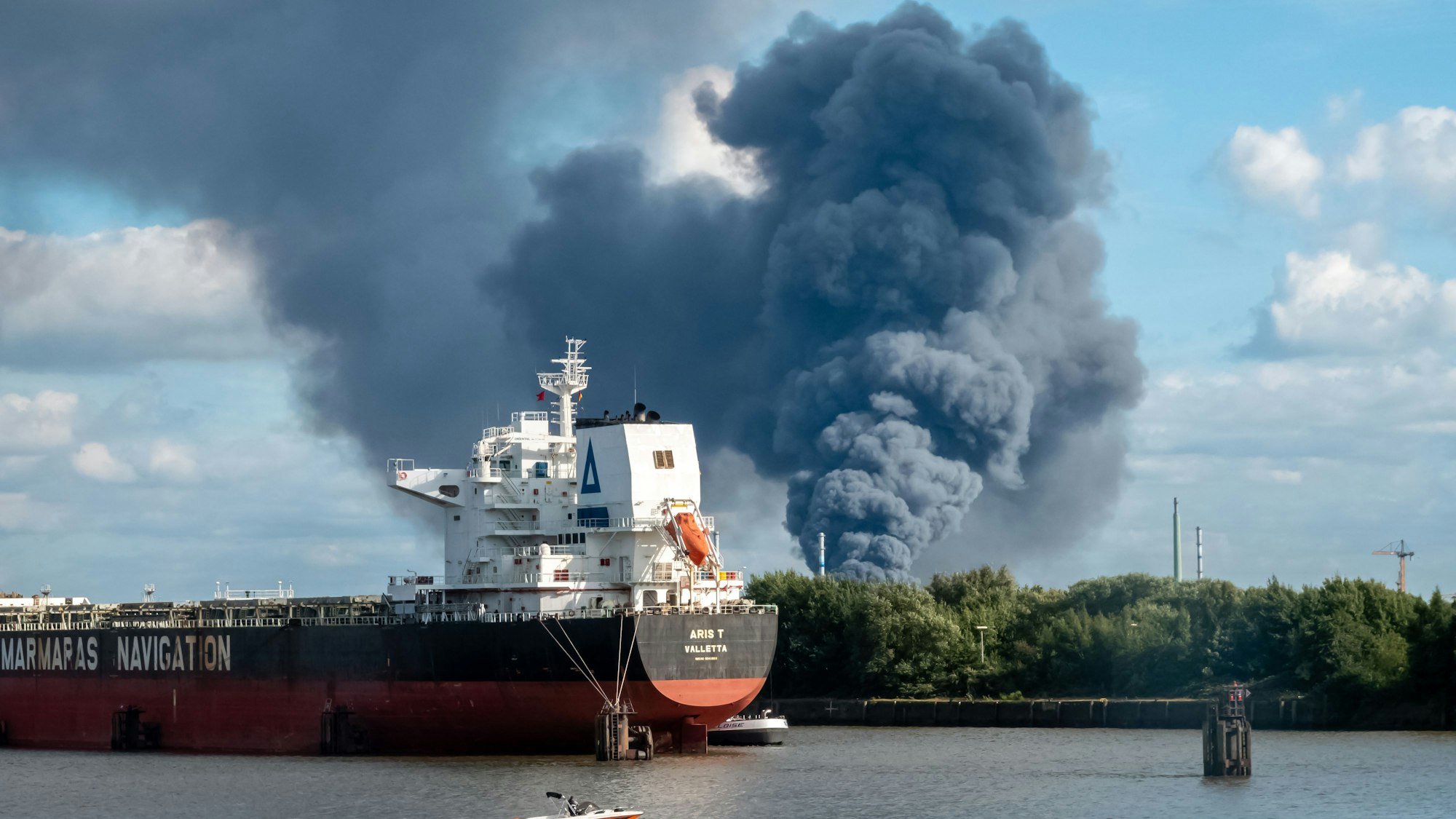 Dichter Qualm ist bei einem Großbrand in Hamburg zu sehen. Nachdem in einer Lagerhalle in einem Hamburger Gewerbegebiet ein Feuer ausbrach kam es zu mehreren Explosionen. Foto: Bodo Marks/dpa