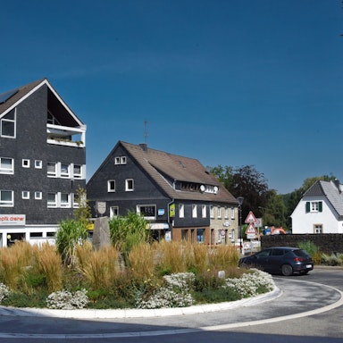 Der Kreisverkehr im Zentrum von Marienheide mit Blickrichtung auf die Montfort-Kirche.