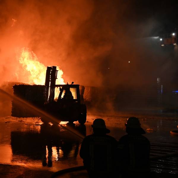 Auf dem Gelände eines Entsorgungsunternehmens in Kerpen-Türnich brennt es am Montagmorgen (25. August).