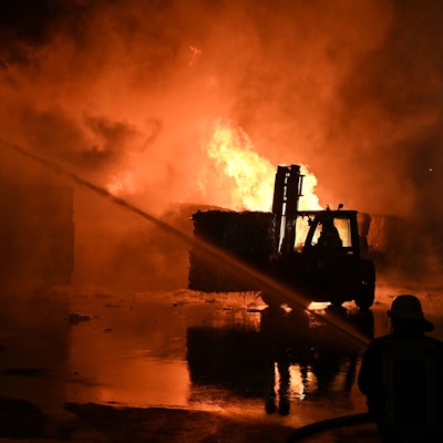 Auf dem Gelände eines Entsorgungsunternehmens in Kerpen-Türnich brennt es am Montagmorgen (25. August).