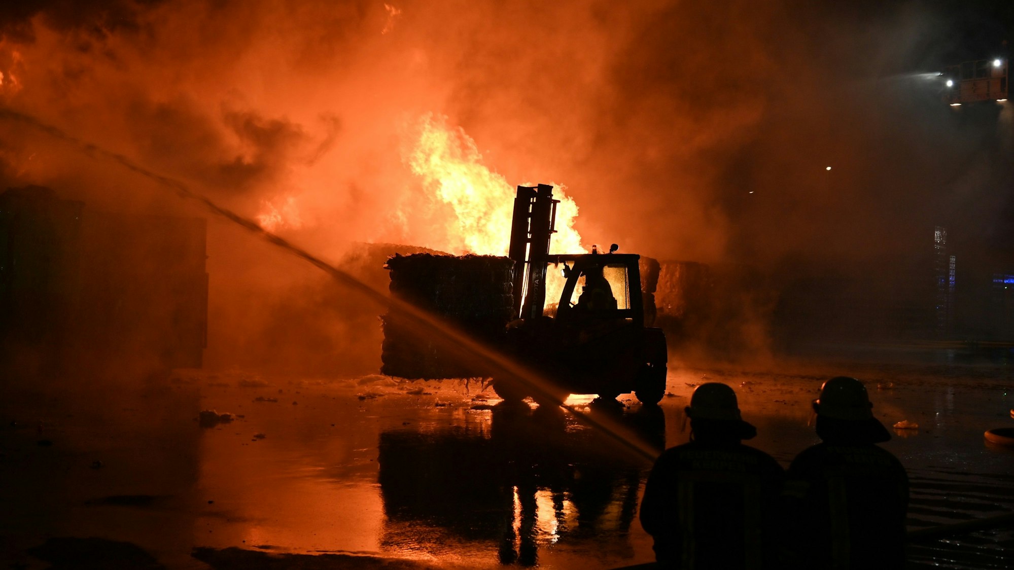 Auf dem Gelände eines Entsorgungsunternehmens in Kerpen-Türnich brennt es am Montagmorgen (25. August).