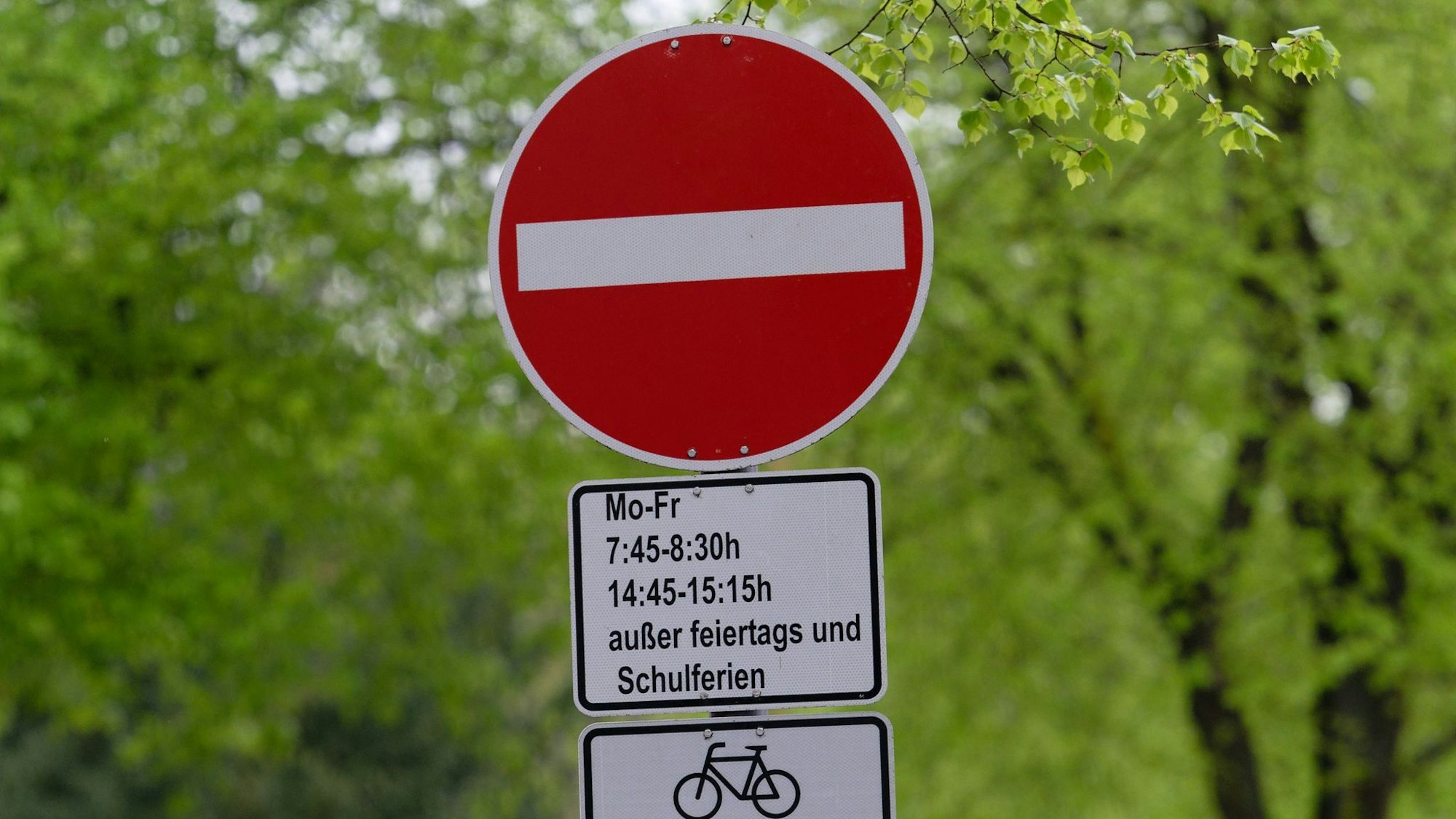 Diese Straße ist während der Bring- und Abholzeit an der Grundschule für den Autoverkehr gesperrt. (Archivbild)
