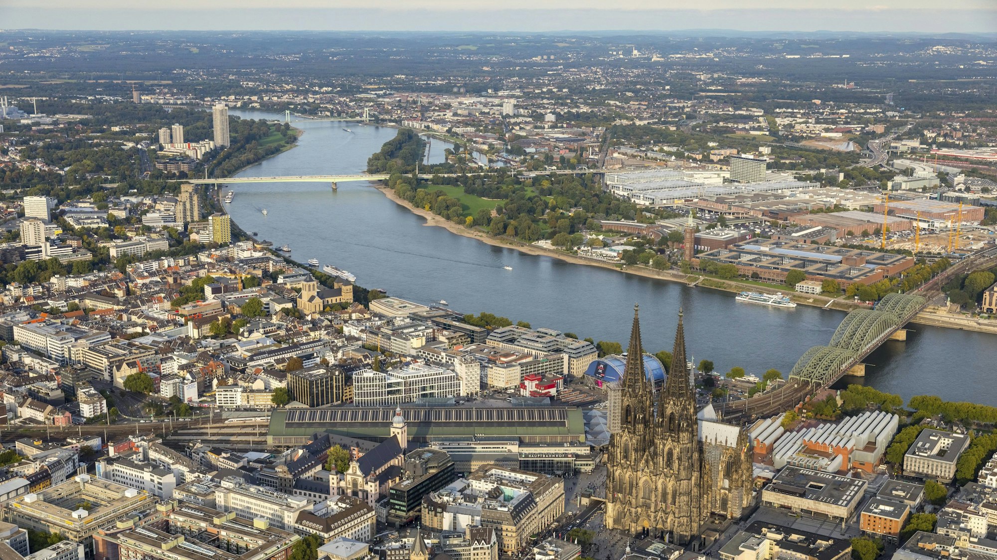 Ein Blick von oben auf den Kölner Dom und den Rhein.