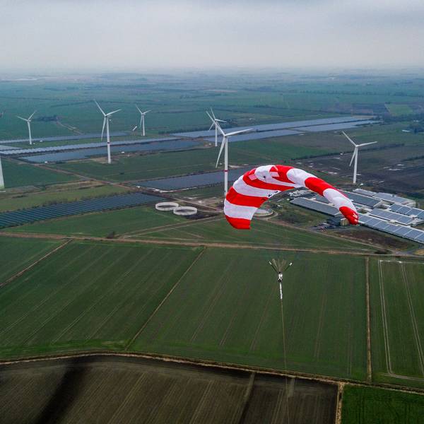 Der Schirm der Flugwindkraftanlage Skysails Power steht über den Äckern der nordeutschen Stadt Klixbüll. +++ dpa-Bildfunk +++