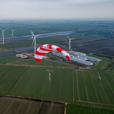 Der Schirm der Flugwindkraftanlage Skysails Power steht über den Äckern der nordeutschen Stadt Klixbüll. +++ dpa-Bildfunk +++