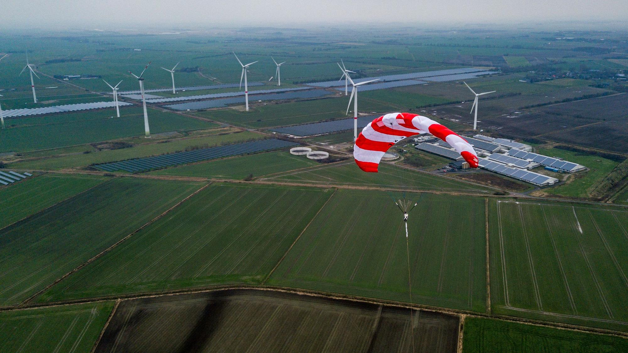 Der Schirm der Flugwindkraftanlage Skysails Power steht über den Äckern der nordeutschen Stadt Klixbüll. +++ dpa-Bildfunk +++