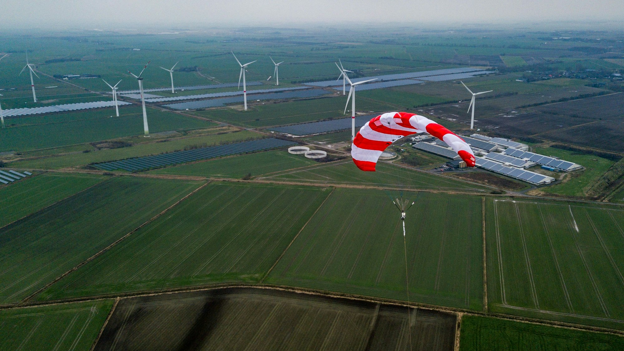 Der Schirm der Flugwindkraftanlage Skysails Power steht über den Äckern der nordeutschen Stadt Klixbüll. +++ dpa-Bildfunk +++