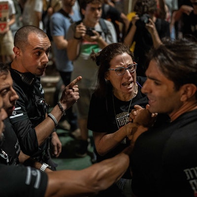 26.08.2025, Israel, Ramle: Die israelische Polizei konfrontiert Demonstranten während einer Demonstration auf dem Geiselplatz, um die sofortige Freilassung aller von der Terrororganisation Hamas festgehaltenen Geiseln und ein Ende des Krieges im Gazastreifen zu fordern. Foto: Ilia Yefimovich/dpa +++ dpa-Bildfunk +++