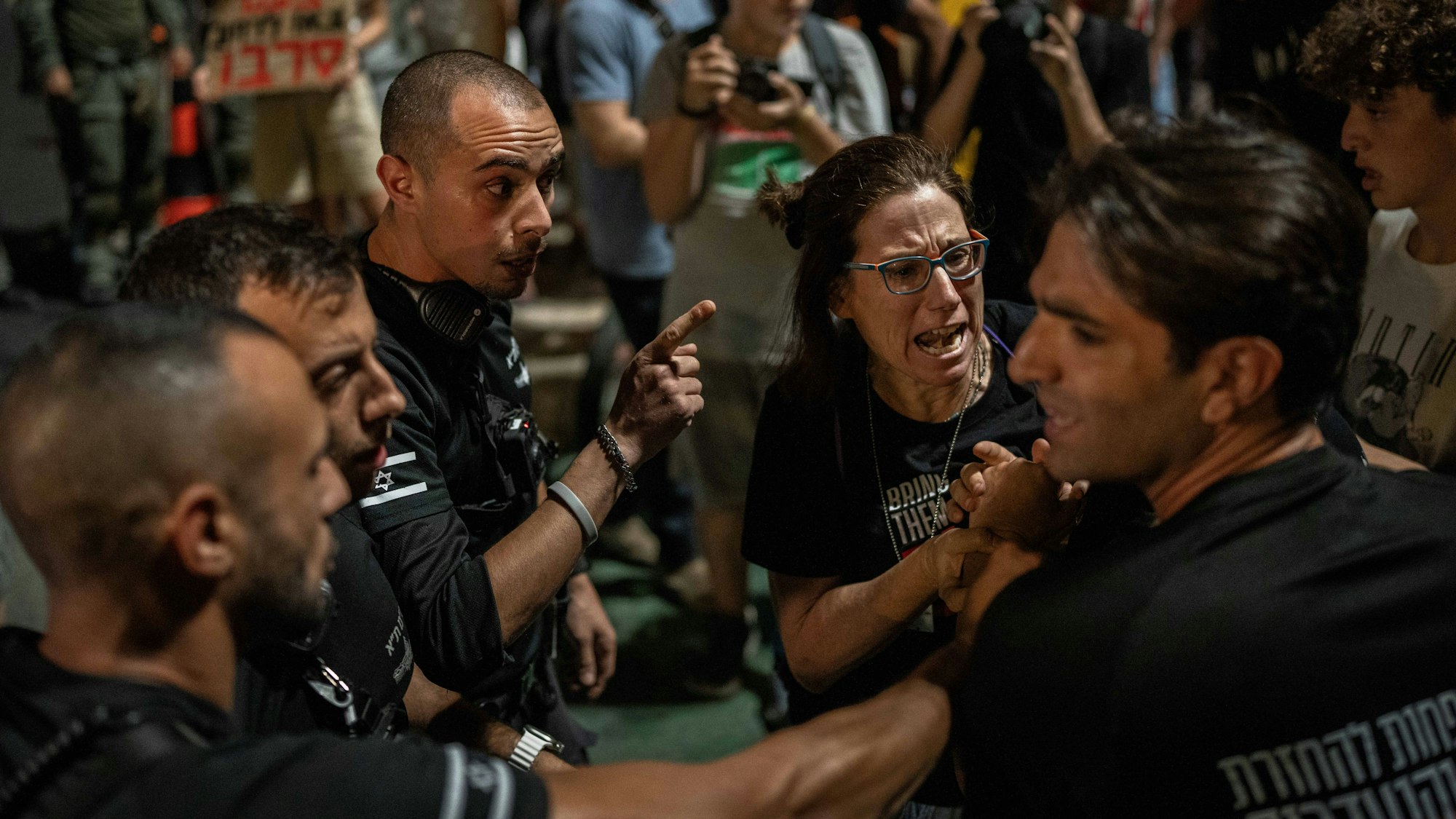 26.08.2025, Israel, Ramle: Die israelische Polizei konfrontiert Demonstranten während einer Demonstration auf dem Geiselplatz, um die sofortige Freilassung aller von der Terrororganisation Hamas festgehaltenen Geiseln und ein Ende des Krieges im Gazastreifen zu fordern. Foto: Ilia Yefimovich/dpa +++ dpa-Bildfunk +++