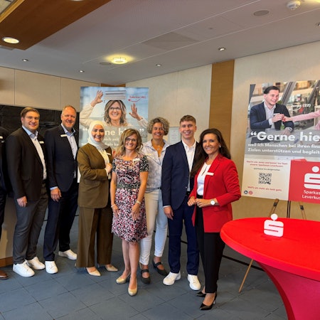 In der Mitte stehen sechs der zwölf Mitarbeiter, die für die Kompagnie als Fotomodell gedieht haben. Links steht Vorstandsvorsitzender Markus Grave. Rechts steht Personalchefin Monica Cocco.