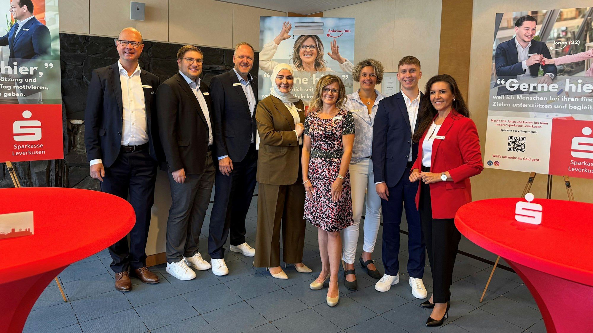 In der Mitte stehen sechs der zwölf Mitarbeiter, die für die Kompagnie als Fotomodell gedieht haben. Links steht Vorstandsvorsitzender Markus Grave. Rechts steht Personalchefin Monica Cocco.