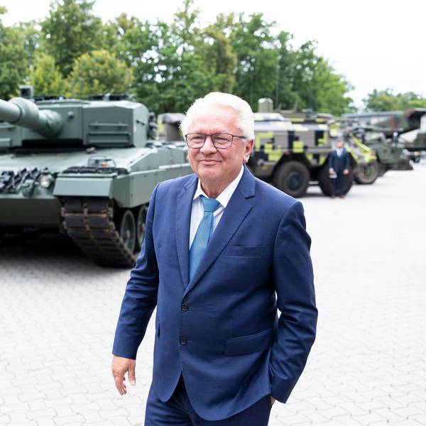 24.07.2025, Niedersachsen, Unterlüß: Armin Papperger, Vorstandsvorsitzender der Rheinmetall AG, steht bei einem Besuch vom Rheinmetall-Werk in Unterlüß vor einem Kampfpanzer vom Typ Leopard 2 A4. Foto: Michael Matthey/dpa +++ dpa-Bildfunk +++