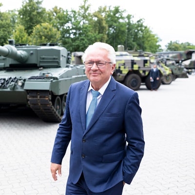 24.07.2025, Niedersachsen, Unterlüß: Armin Papperger, Vorstandsvorsitzender der Rheinmetall AG, steht bei einem Besuch vom Rheinmetall-Werk in Unterlüß vor einem Kampfpanzer vom Typ Leopard 2 A4. Foto: Michael Matthey/dpa +++ dpa-Bildfunk +++