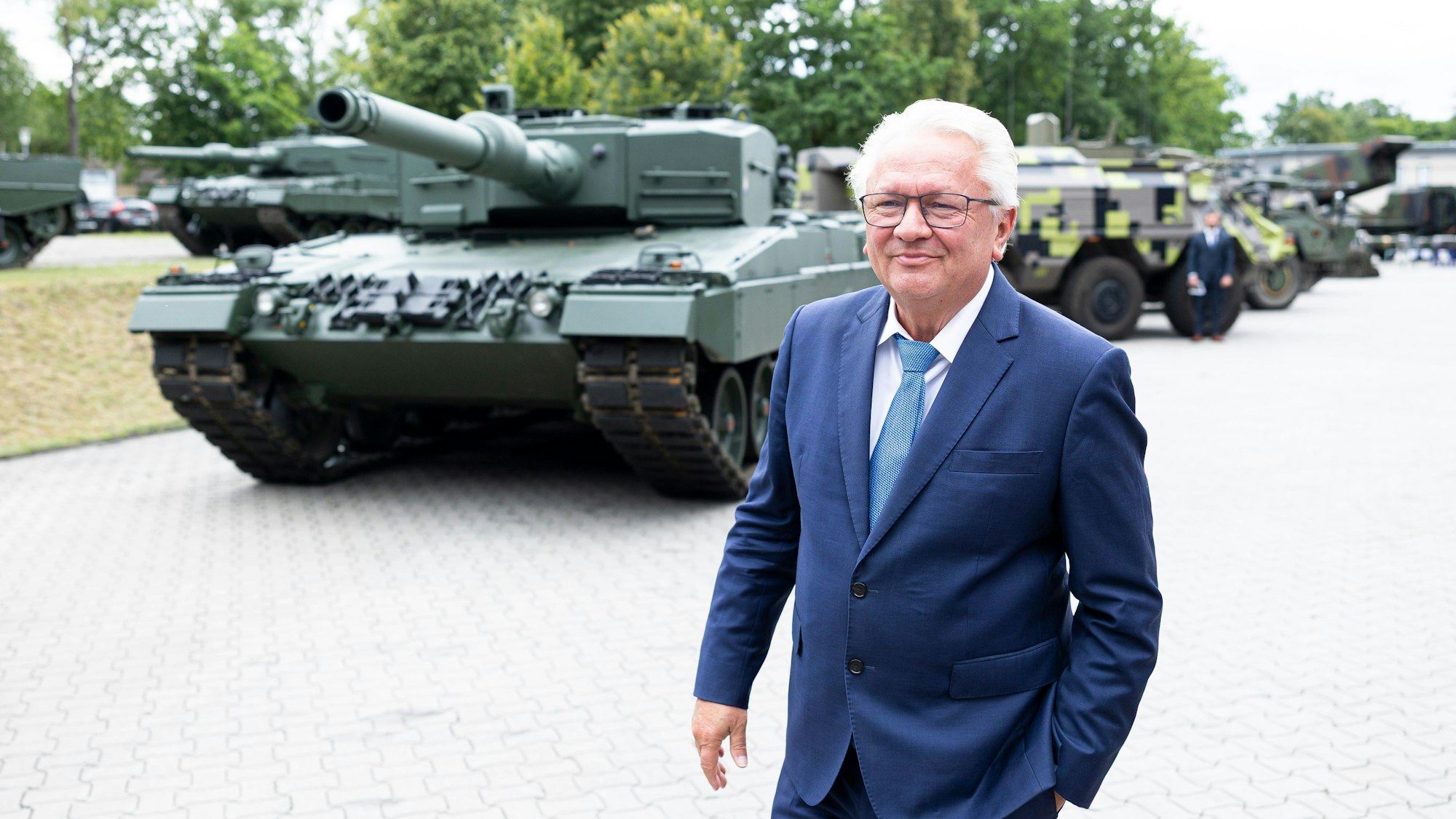 24.07.2025, Niedersachsen, Unterlüß: Armin Papperger, Vorstandsvorsitzender der Rheinmetall AG, steht bei einem Besuch vom Rheinmetall-Werk in Unterlüß vor einem Kampfpanzer vom Typ Leopard 2 A4. Foto: Michael Matthey/dpa +++ dpa-Bildfunk +++
