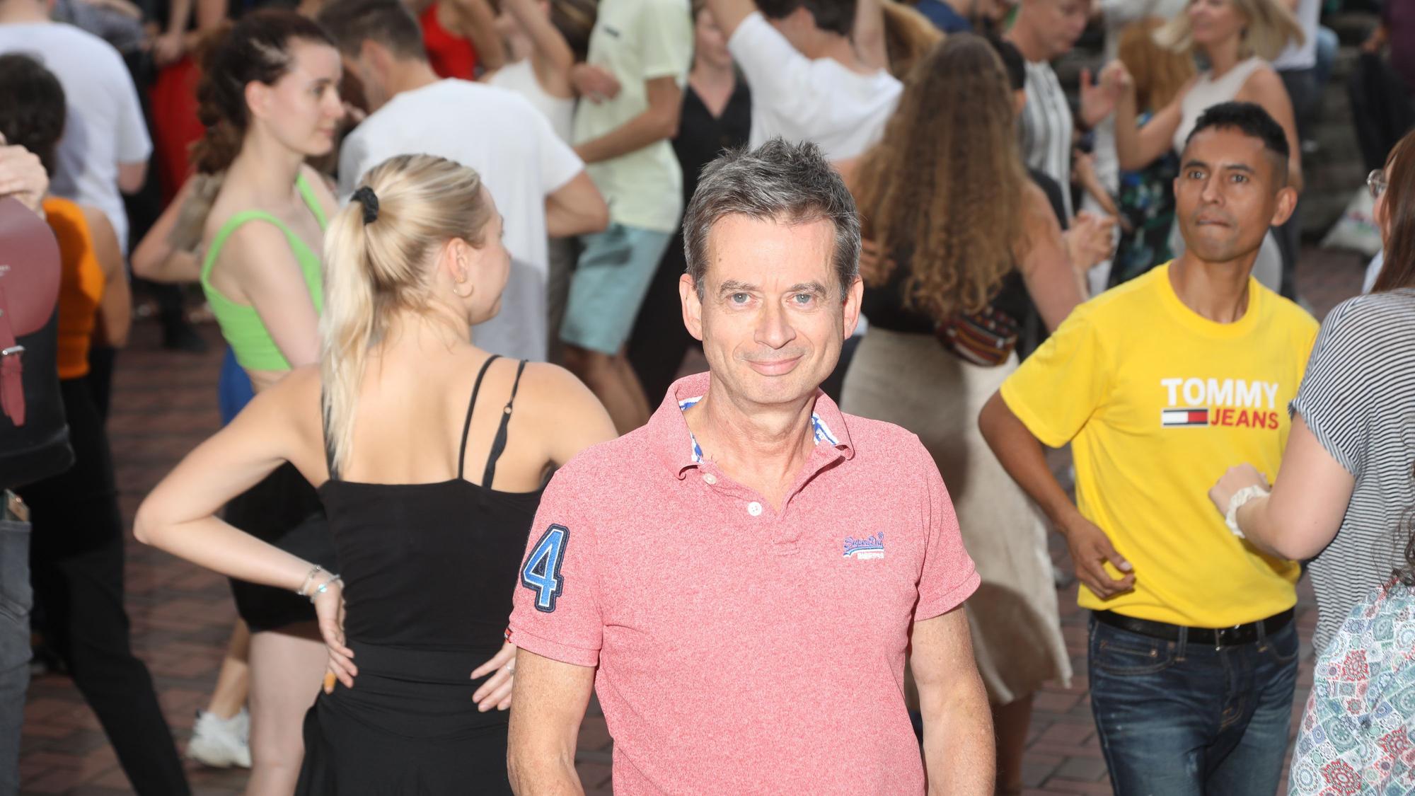 26.08.2024, Köln: Das Museum für Ostasiatische Kunst stört sich wohl plötzlich an den seit Jahren schon stattfindenden Open-Air-Salsa-Tanzpartys vor dem Museum, die große Tanzszene fürchtet nun das Aus. Foto: Arton Krasniqi
