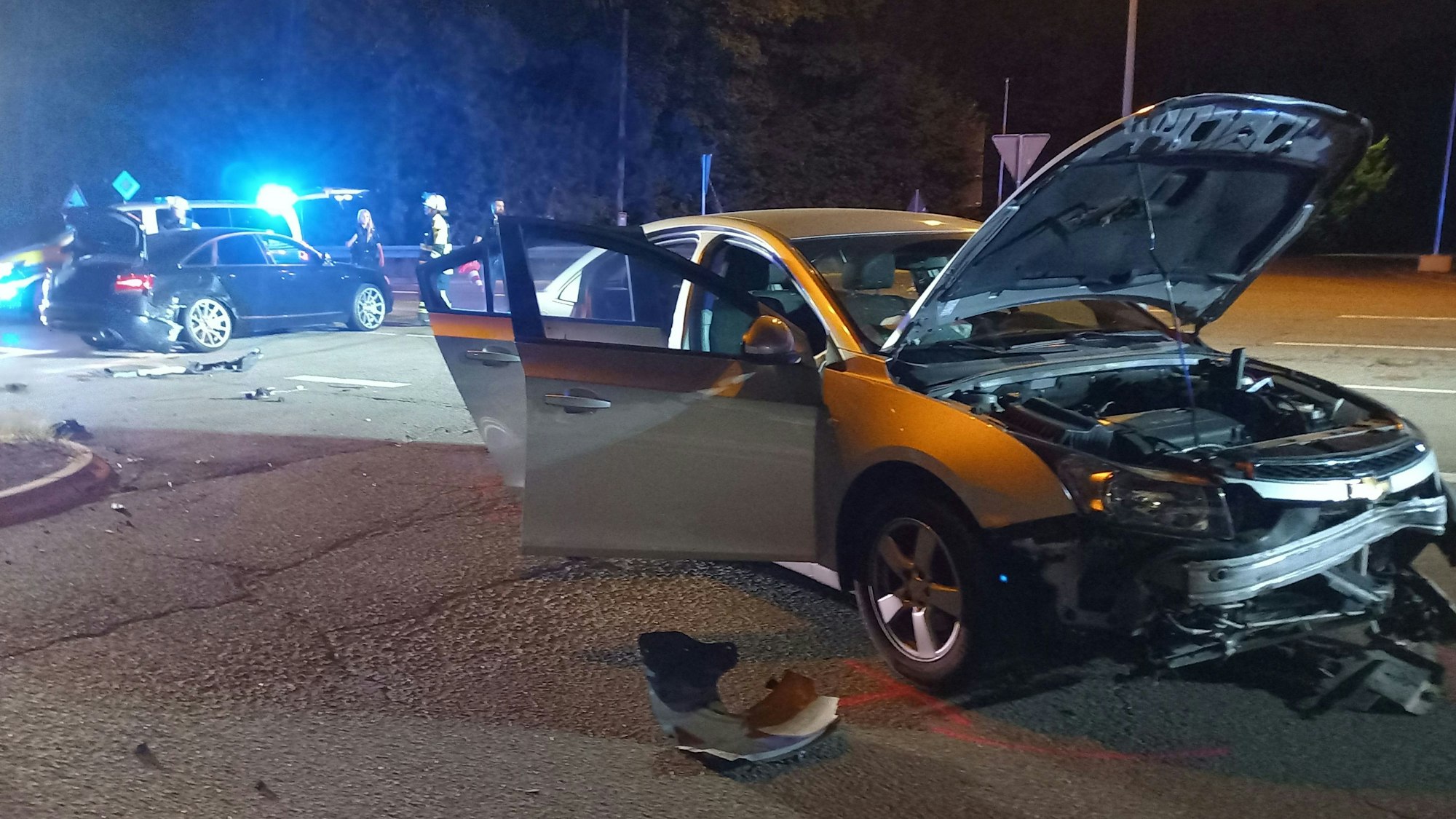 Bild eines Verkehrsunfalls zwischen zwei Autos