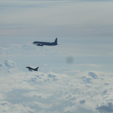 26.08.2025, ---, --: Ein Eurofighter (unten) und ein russisches Flugzeug fliegen über der Ostsee. Die Nato hat wegen des Anflugs eines russischen Aufklärungsflugzeugs über der Ostsee zwei deutsche Eurofighter alarmiert. Die Abfangjäger starteten vom Fliegerhorst Rostock-Laage, um die russische Maschine vom Typ Iljuschin Il-20M zu identifizieren. Sie sei ohne Signal und Anmeldung geflogen und im internationalen Luftraum geblieben, sagte ein Sprecher der Luftwaffe. Es war bereits der zehnte Alarmstart der Luftwaffe über der Ostsee in diesem Jahr. Foto: -/Deutsche Luftwaffe/dpa - ACHTUNG: Nur zur redaktionellen Verwendung im Zusammenhang mit der aktuellen Berichterstattung und nur mit vollständiger Nennung des vorstehenden Credits +++ dpa-Bildfunk +++