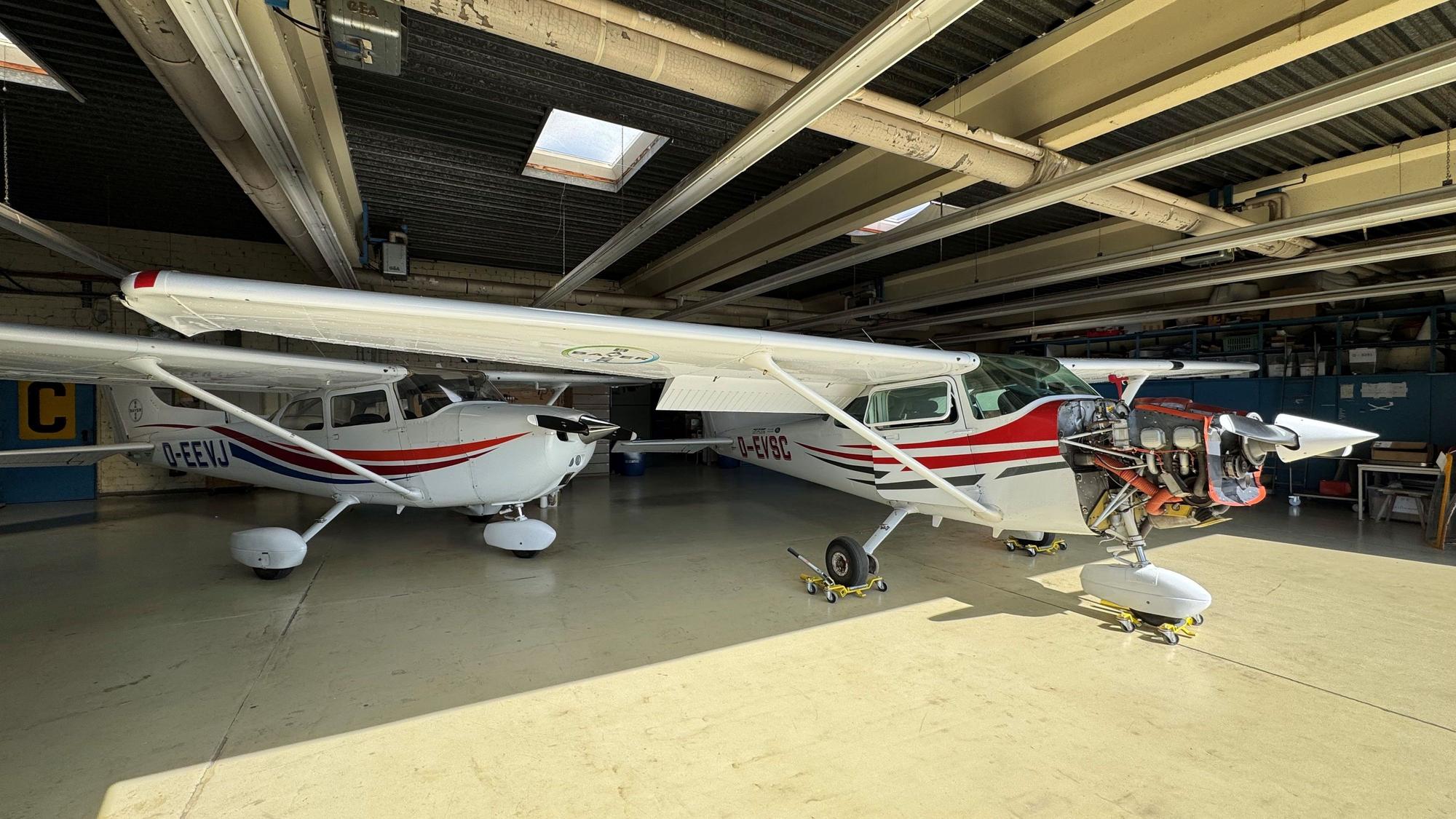 Letzte Vorbereitungen für das Flugplatzfest: Zwei Cessna 172 werden gewartet, damit sie am Wochenende die Besucher sicher über Köln und das Bergische Land fliegen können.
