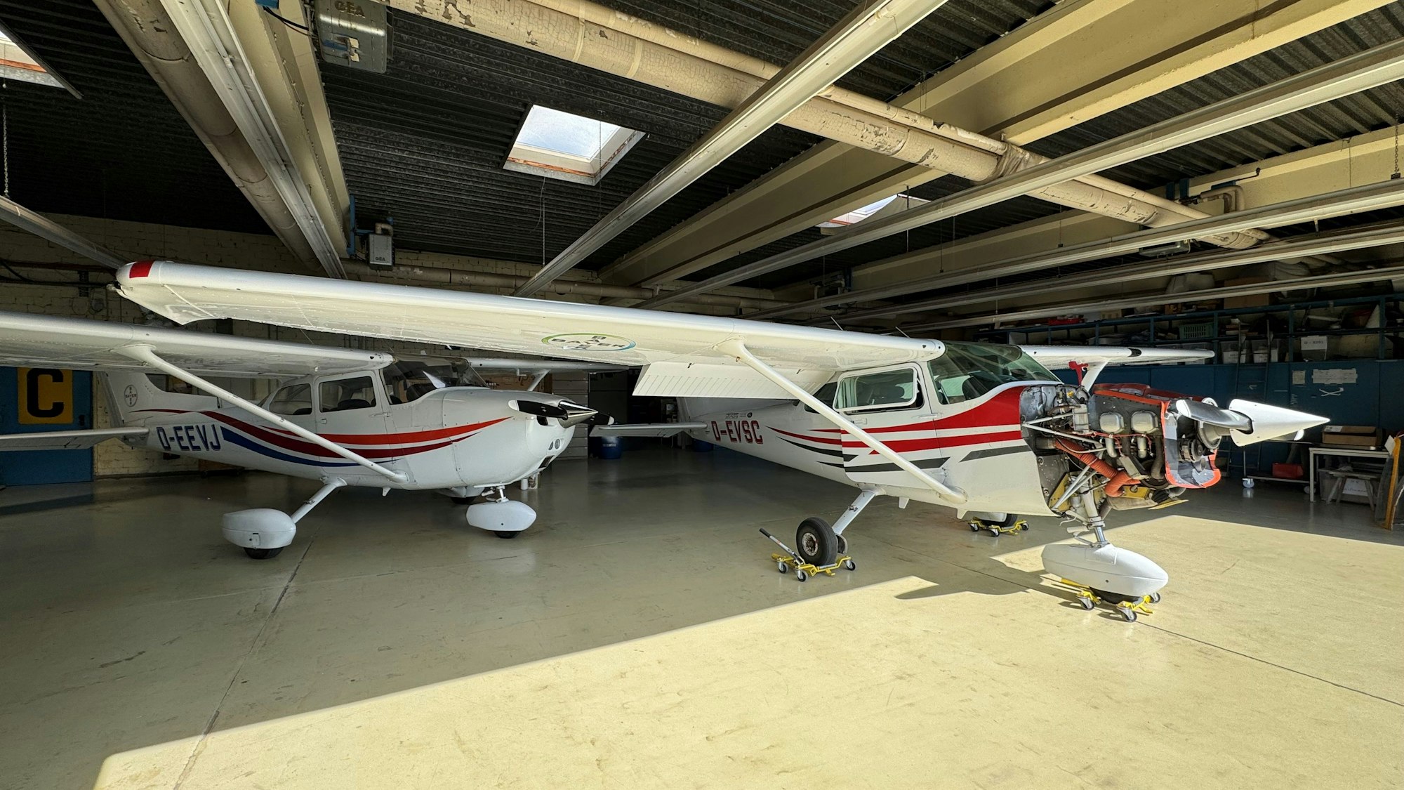 Letzte Vorbereitungen für das Flugplatzfest: Zwei Cessna 172 werden gewartet, damit sie am Wochenende die Besucher sicher über Köln und das Bergische Land fliegen können.