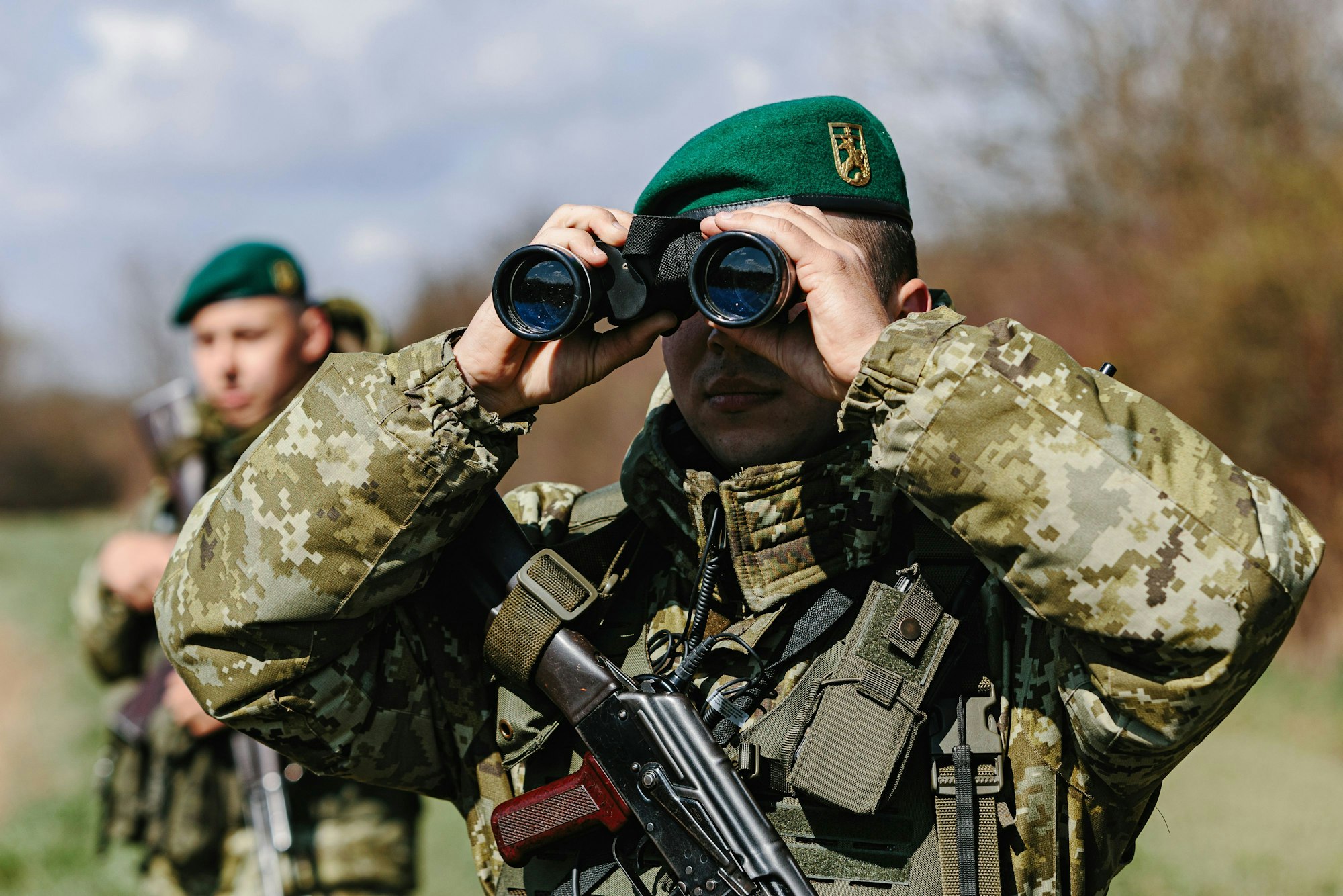 ARCHIV - 07.04.2021, Ukraine, Berehove: Ein Soldat der Grenzschutzeinheit Kosyno sucht mit einem Fernglas die Umgebung ab. Ukrainische Grenzschützer patrouillieren an der Grenze zu Ungarn in der Region Transkarpatien. (zu dpa: «Kiew lässt Ukrainer bis zum Alter von 22 Jahren ausreisen») Foto: -/Ukrinform/dpa +++ dpa-Bildfunk +++