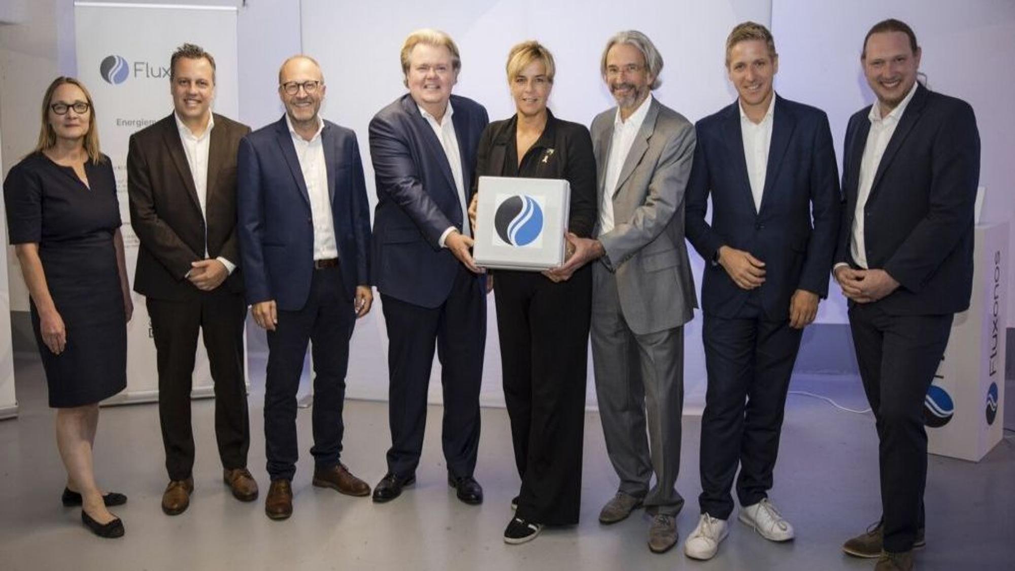 Das Bild zeigt Mona Neubaur, NRW-Wirtschaftsministerin, Bodo Middeldorf, Geschäftsführer des Rheinischen Reviers und Christian Mildenberger, Geschäftsführer von NRW.energy4Climate, Markus Ramers, Landrat des Kreises Euskirchen, Sacha Reichelt, Bürgermeister der Stadt Euskirchen und Klaus Voussem (MdL).