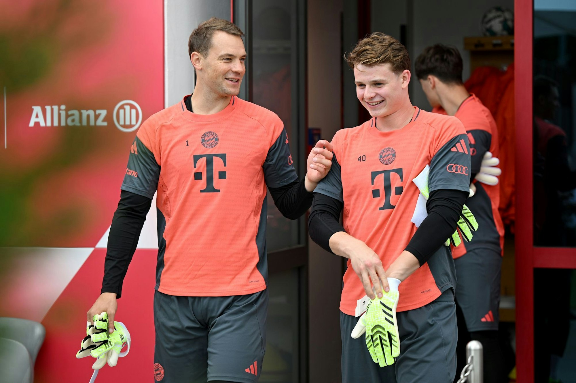 Jonas Urbig (r) ersetzt den gesperrten Manuel Neuer (l) im Bayern-Tor. (Archivbild)