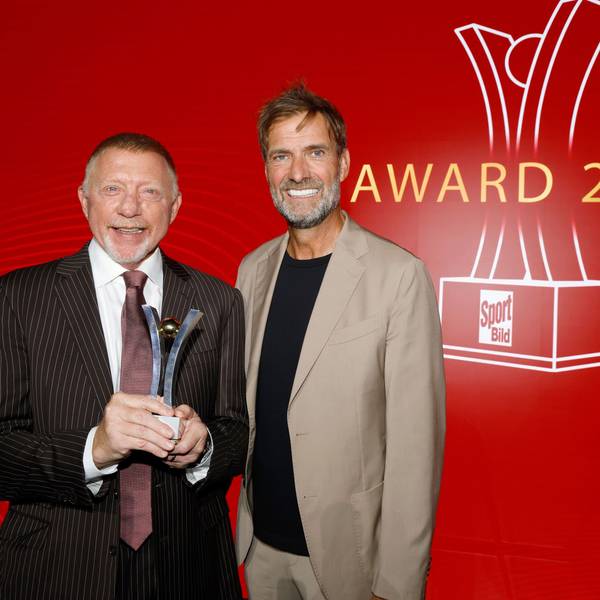 Boris Becker (l), Preisträger in der Kategorie ‚Legende‘, und Laudator Jürgen Klopp stehen zusammen.