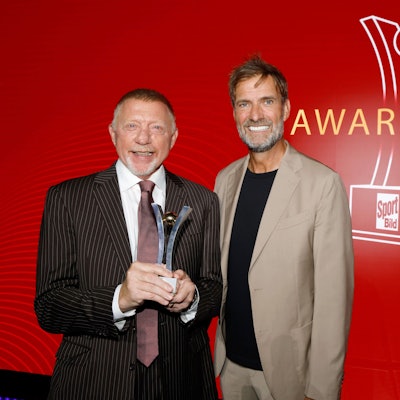 Boris Becker (l), Preisträger in der Kategorie ‚Legende‘, und Laudator Jürgen Klopp stehen zusammen.